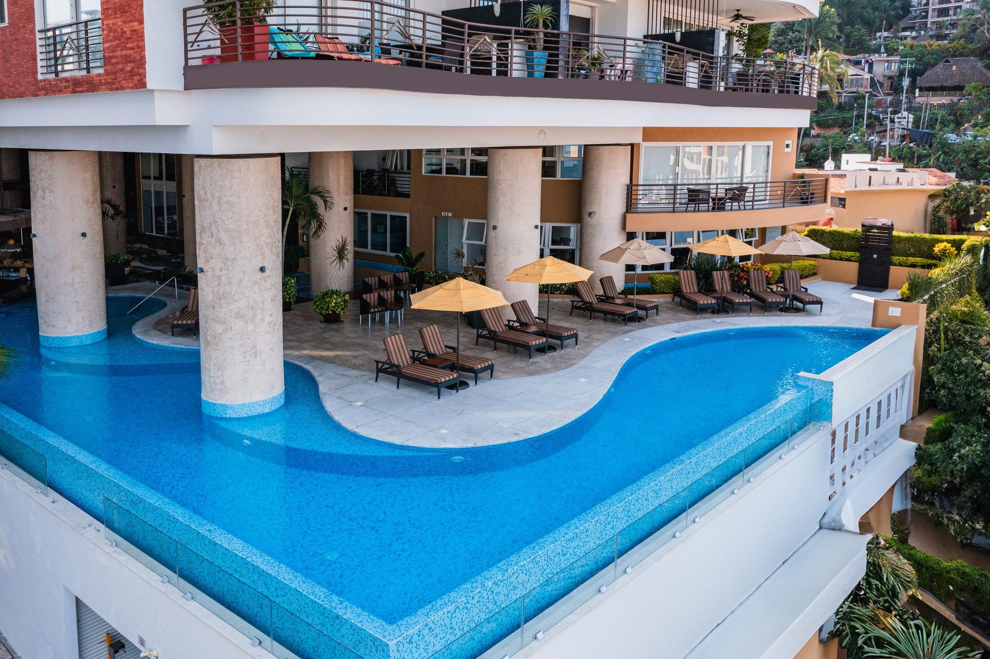 Signature swim-up pool